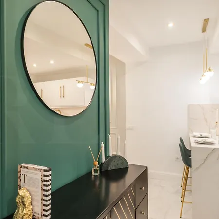 Glamorous Flat In The Heart Of By Rems *