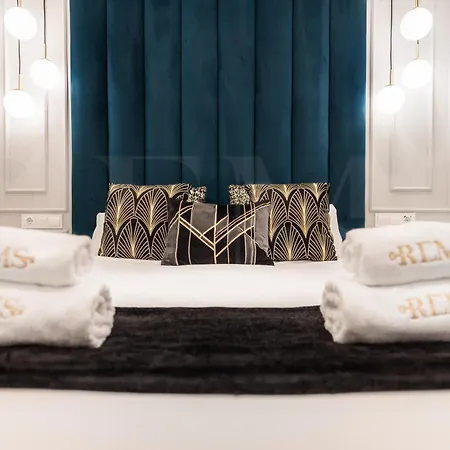 Glamorous Flat In The Heart Of By Rems
