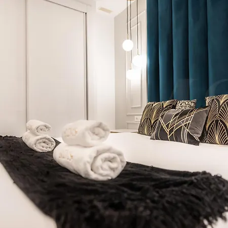 Glamorous Flat In The Heart Of By Rems *
